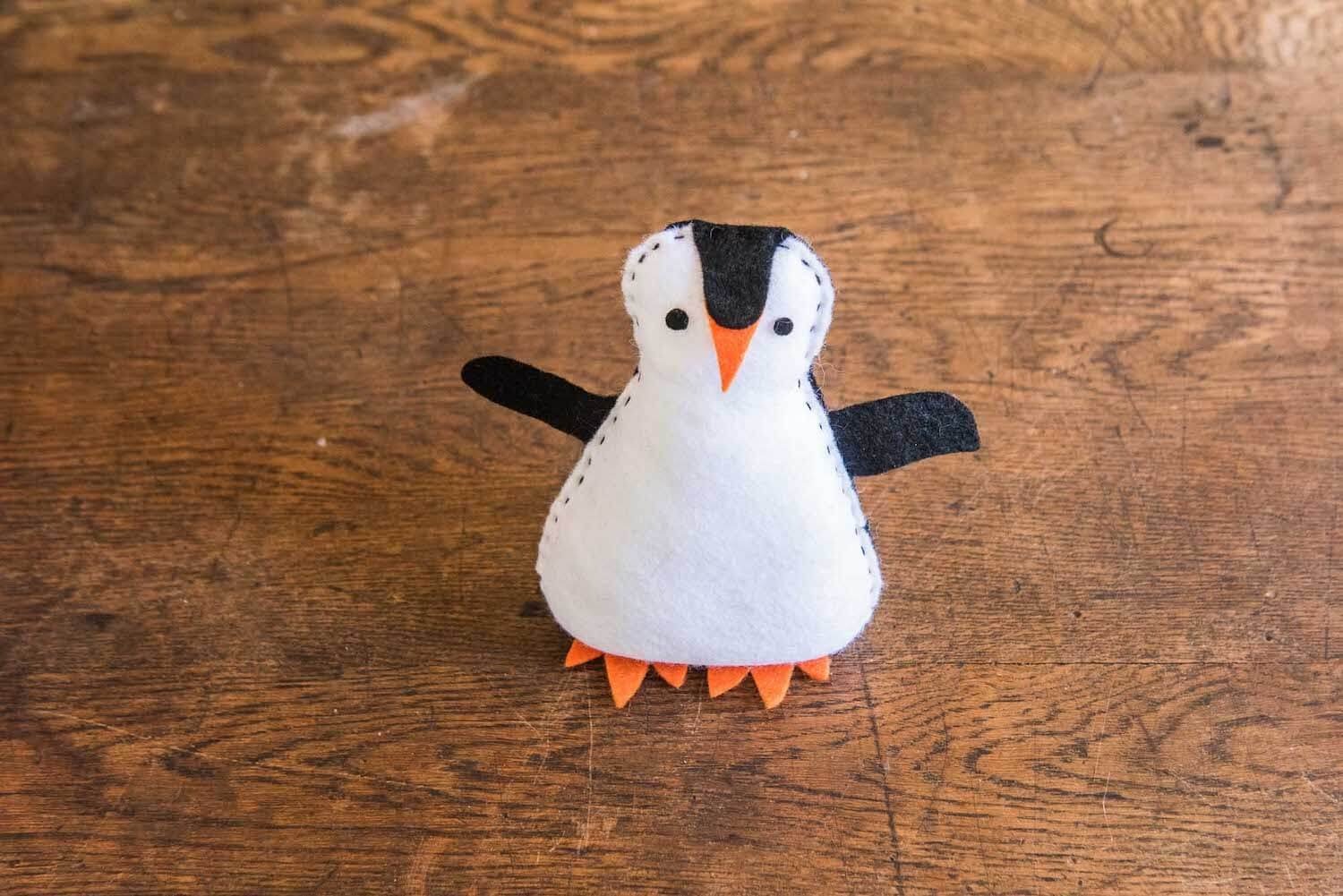 free felt animal penguin softie pattern, standing felt penguin softie with free pattern