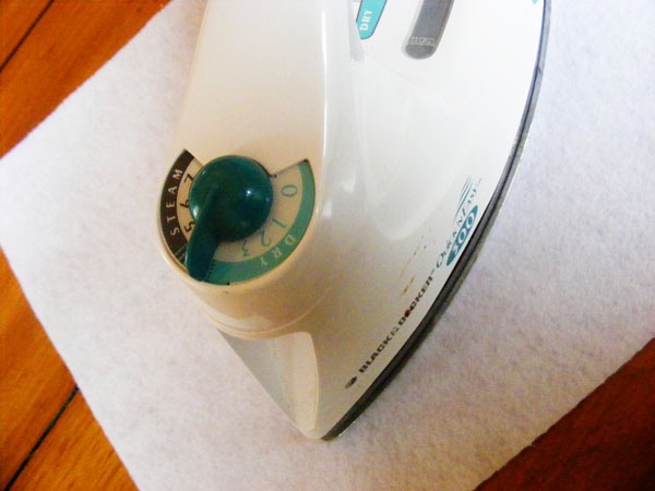 {DIY} Tutorial on creating your own felt story figures for flannel boards, storytelling, and play. Tutorial includes a bonus seahorse printable and activity idea for Mr. Seahorse by Eric Carle.