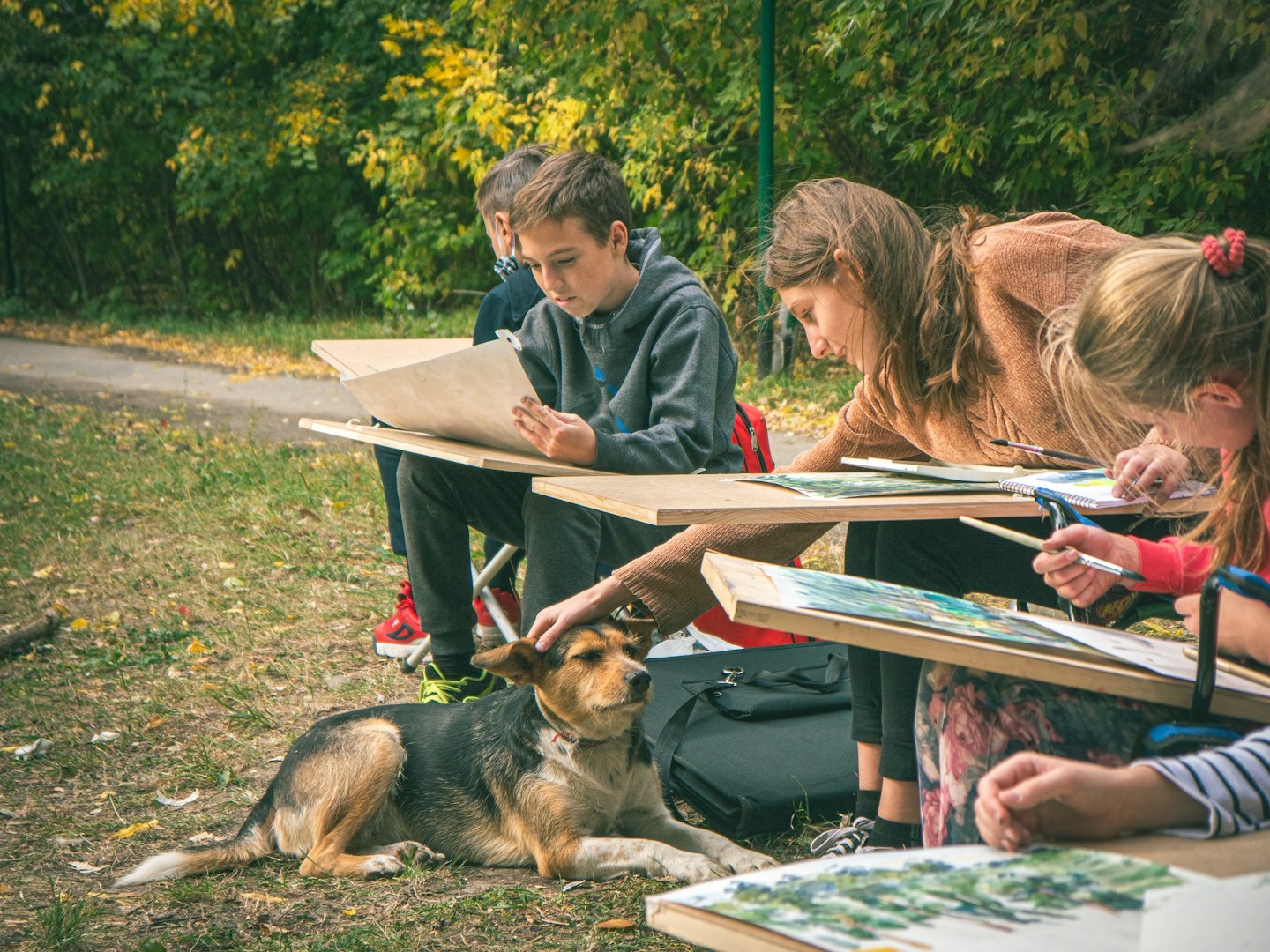 students drawing with markers and laptop