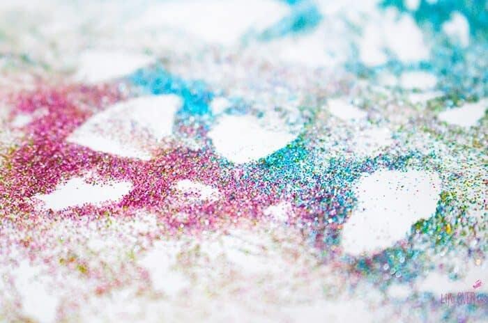 Do you love glitter? This glitter printing project is a fun process art activity for kids (and adults too!) Tips on how NOT to make a mess with glitter too.